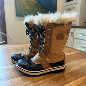 Sorel Girls Tan & Black Tofino II Snow Boots Size 3